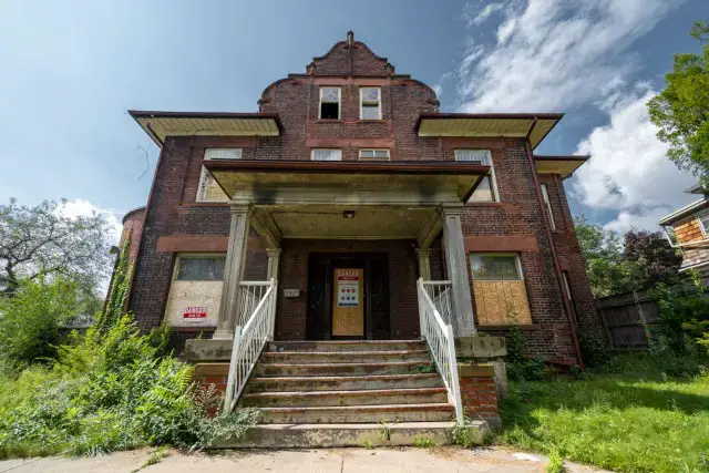 abandoned cranfield house in toronto