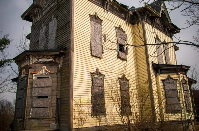 11 Amazing Abandoned Countryside Homes
