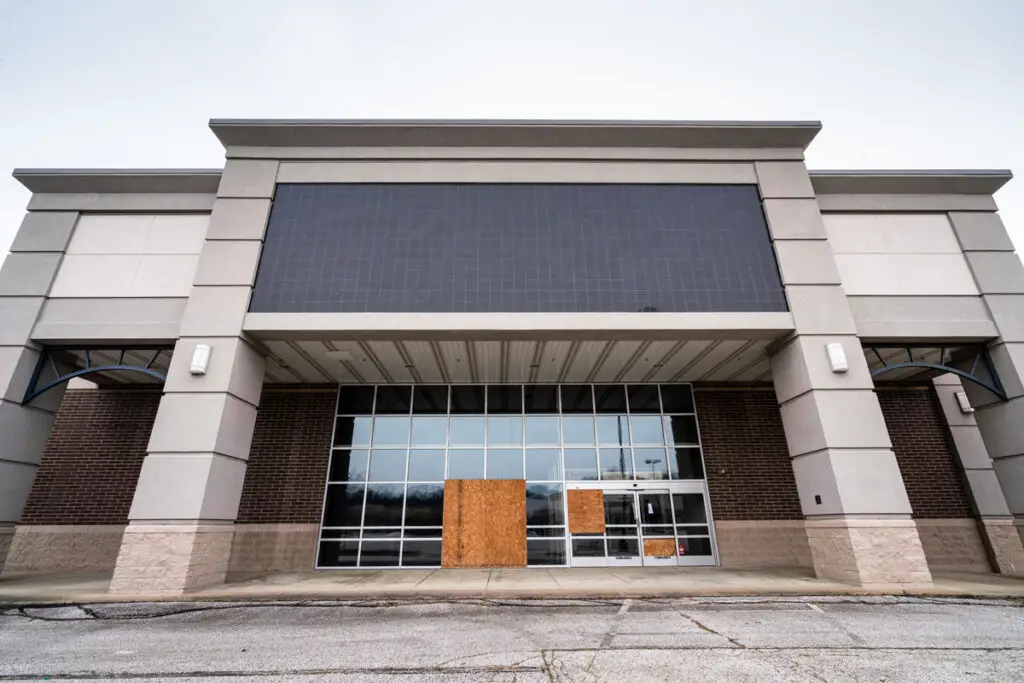 Bed Bath & Beyond abandoned storefront