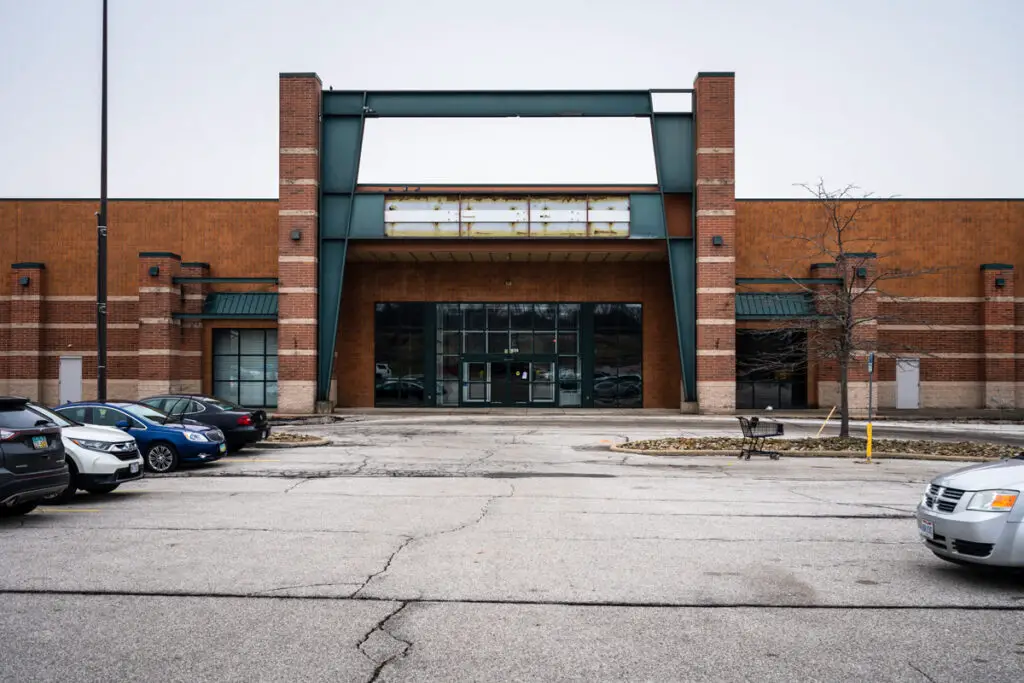 Abandoned Dick's Sporting Goods at City View Center