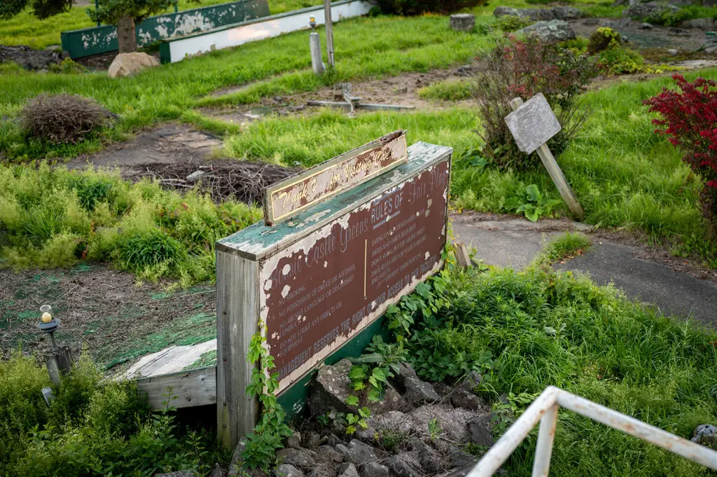 abandoned bonnie castle greens mini golf in new york