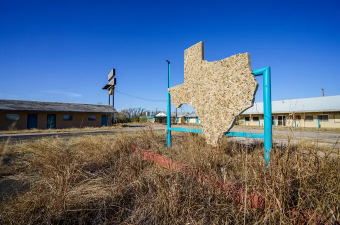 The Charming Abandoned Dixie Motel in McLean, Texas