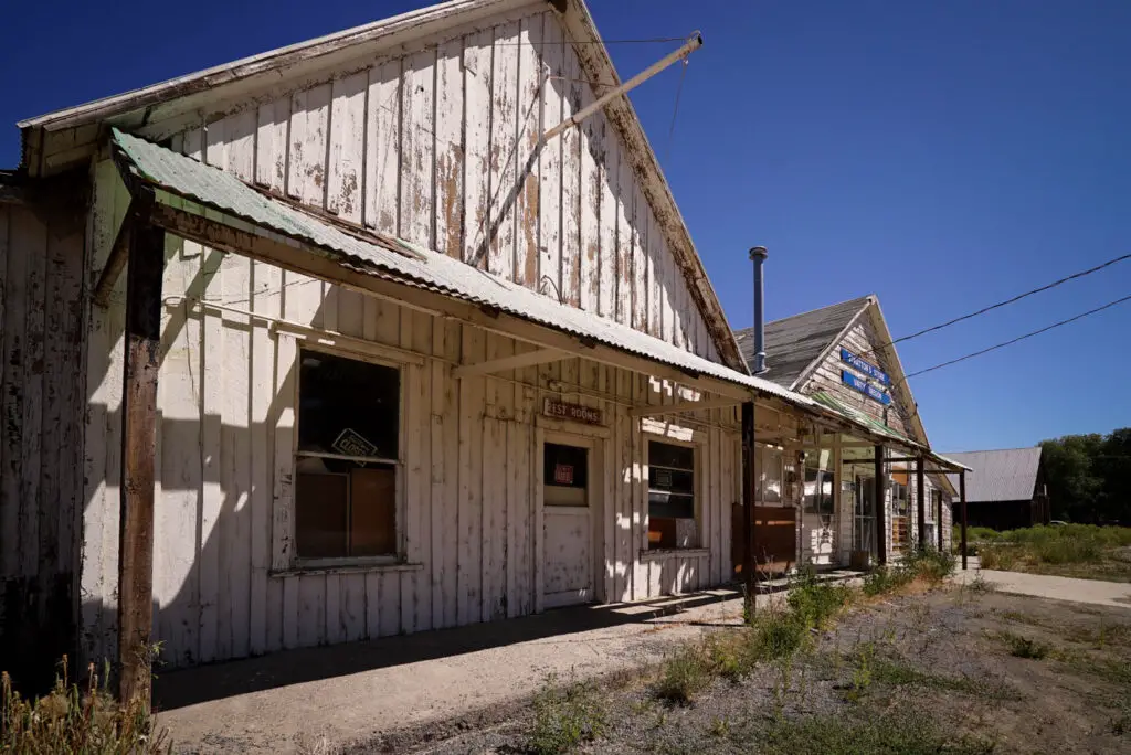 abandoned buildings in Unity, Oregon