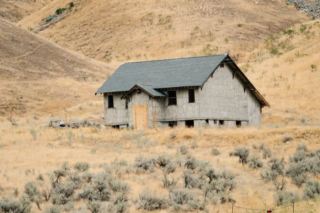 abandoned schoolhouse in oregon
