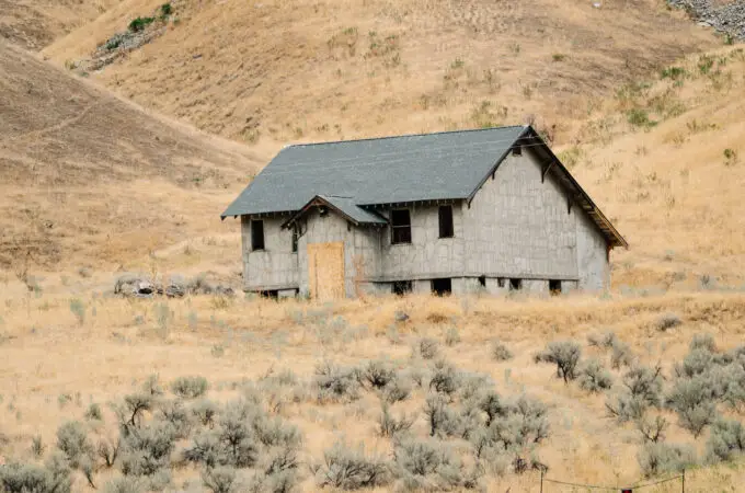 The Abandoned Lime Schoolhouse in Oregon: A Forgotten Historical Gem