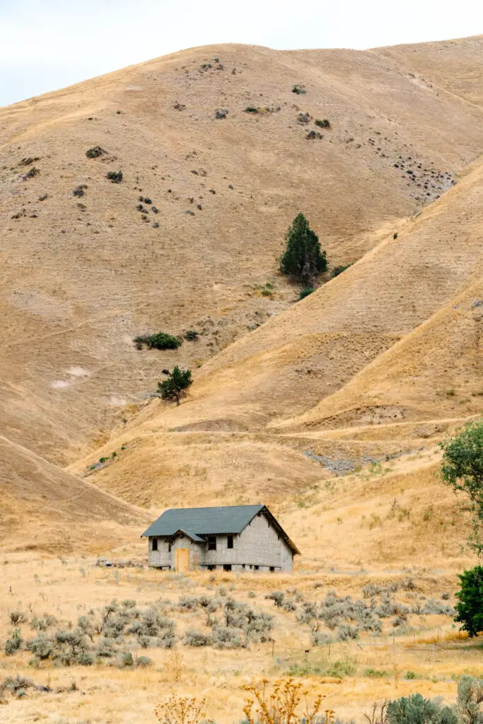 abandoned schoolhouse in oregon