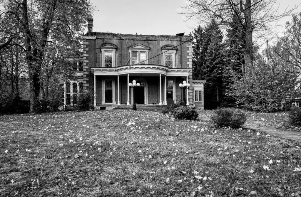 Steele Mansion abandoned in Painesville Ohio